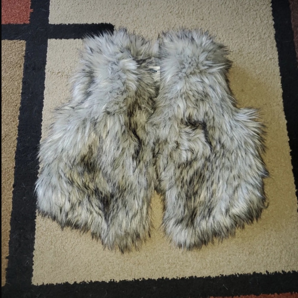 Girl’s faux fur vest 5T EUC